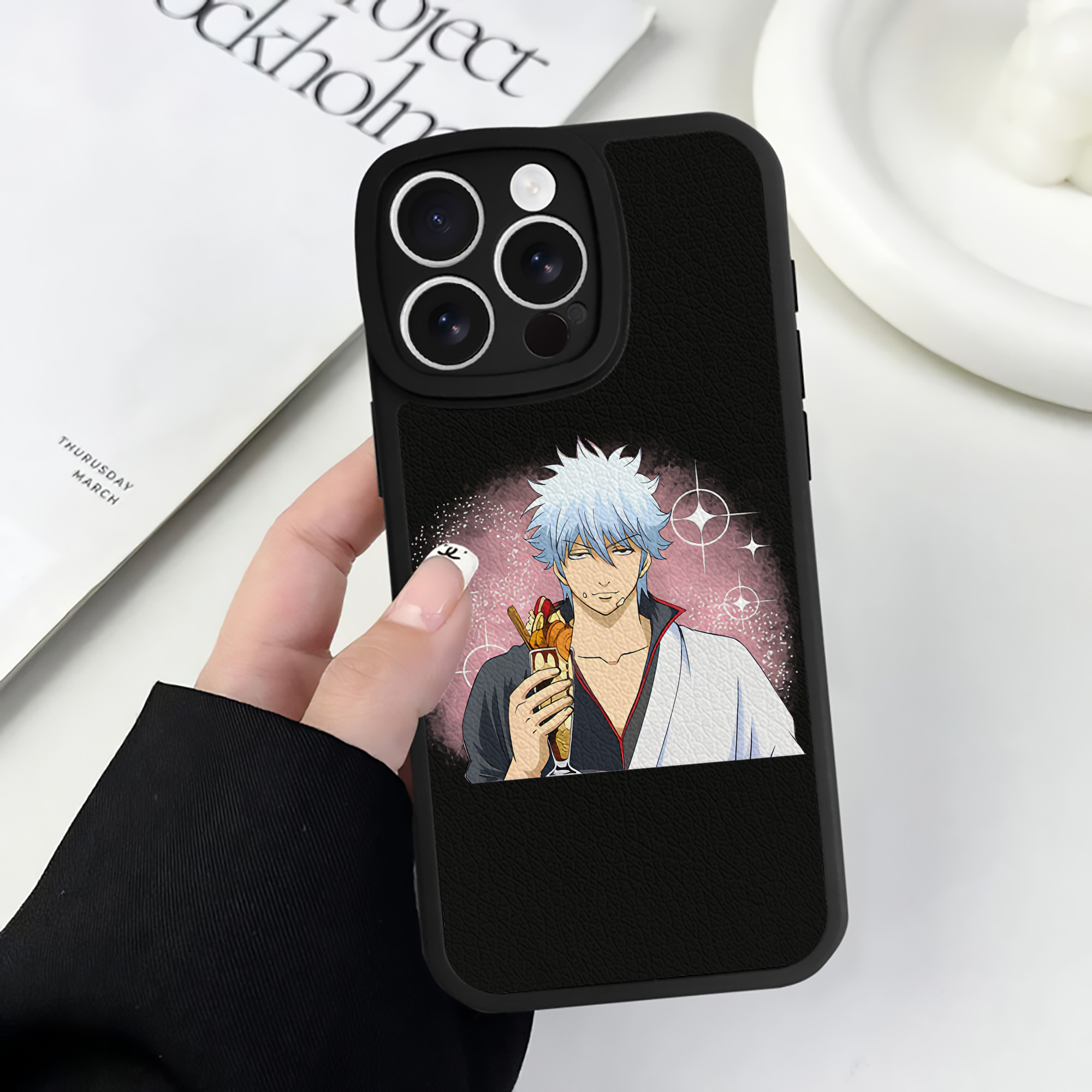 （画像用） ぎんたま 坂田銀時（さかたぎんとき） 神楽 志村新八（しむら しんぱち） GINTAMA Sakata Gintoki Kagura Shimura Shinpachi 【iPhone 16シリーズ対応】シリコンスマホケース（レザー調） 材質：シリコン